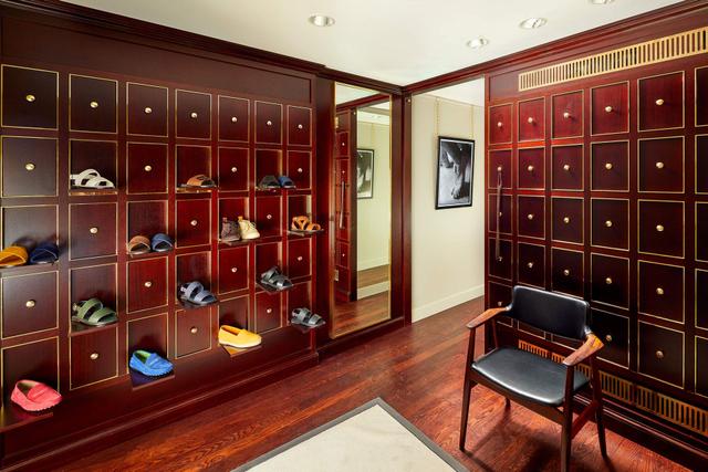 large_Palais_Royal-MB-men-area-summer-12340_2k8.jpg